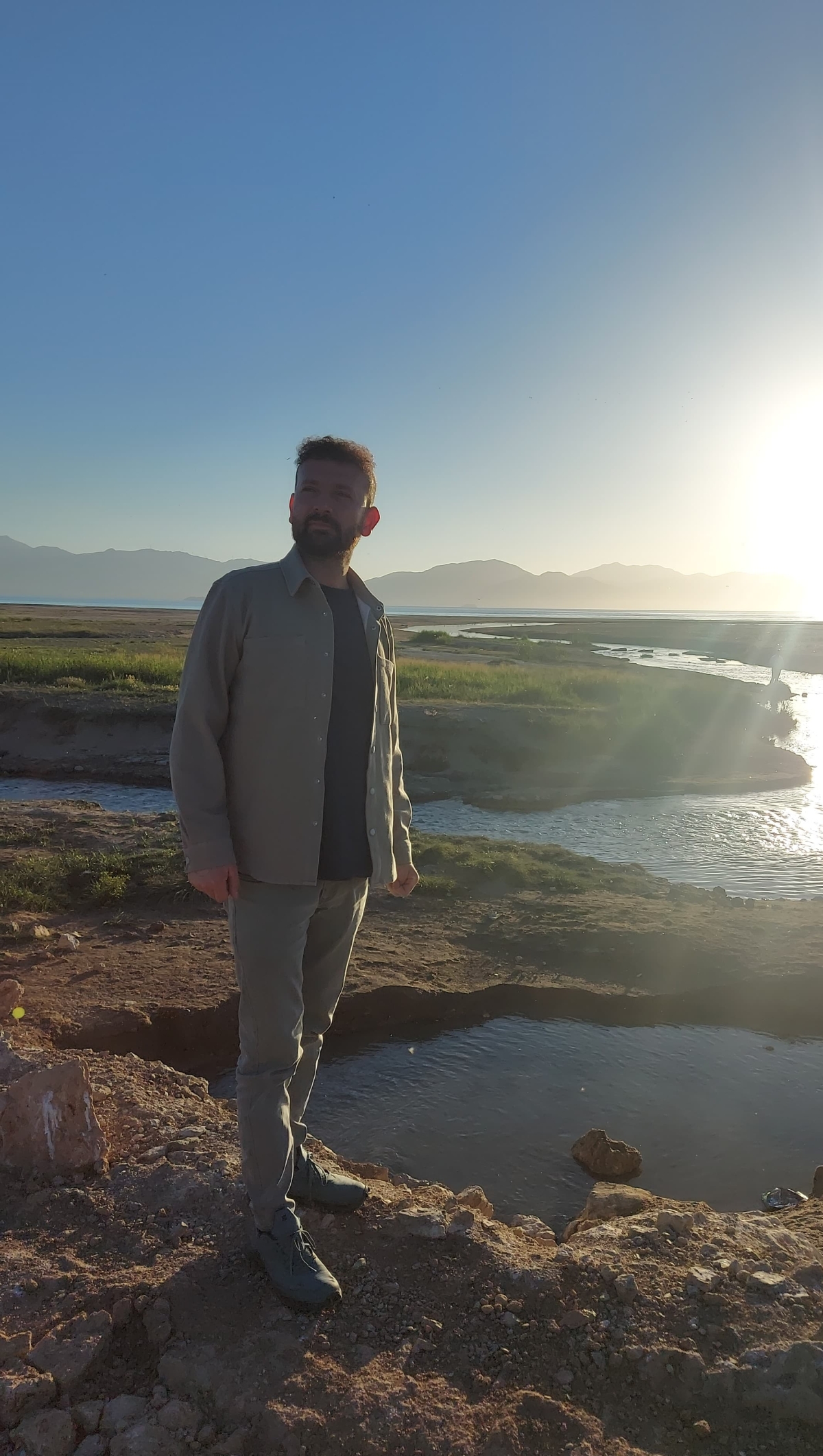 Yalangoch uysizlarning etaklari ostiga qarang