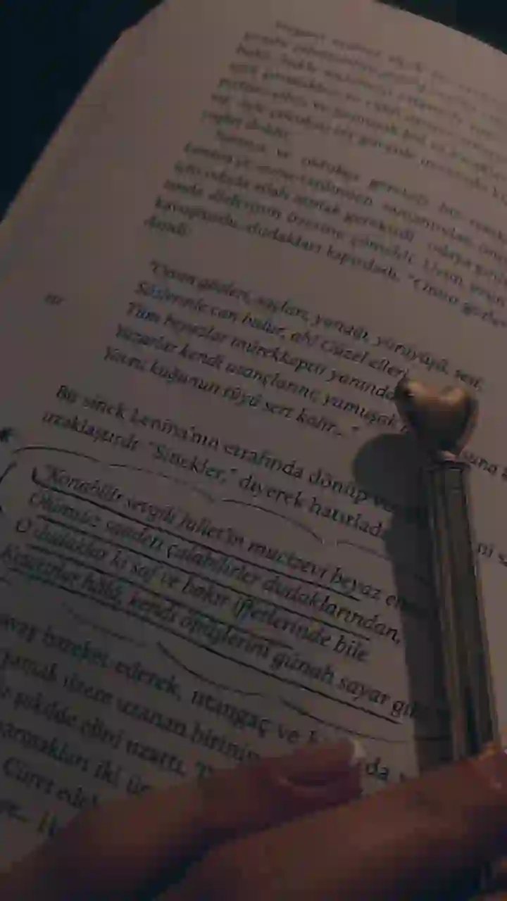 Porno videolarda kamming paytida pissing